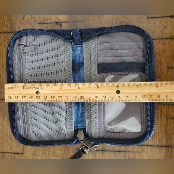 Eddie Bauer Travex Travel Wallet - Picture 5 of 9